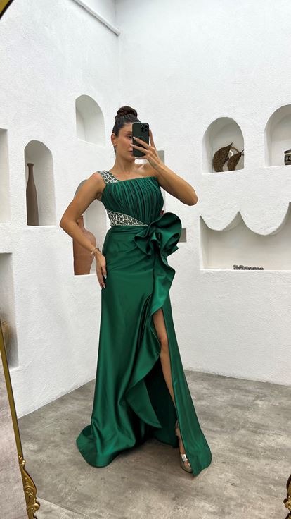 Robe de soirée asymétrique en satin vert émeraude à volants et drapée  à une épaule 