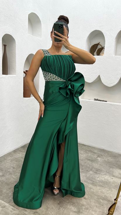 Robe de soirée asymétrique en satin vert émeraude à volants et drapée  à une épaule 