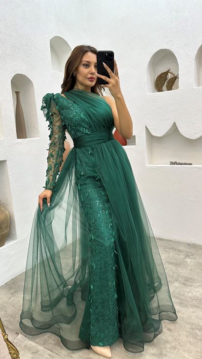 Vestido de noche de tul bordado de un hombro esmeralda