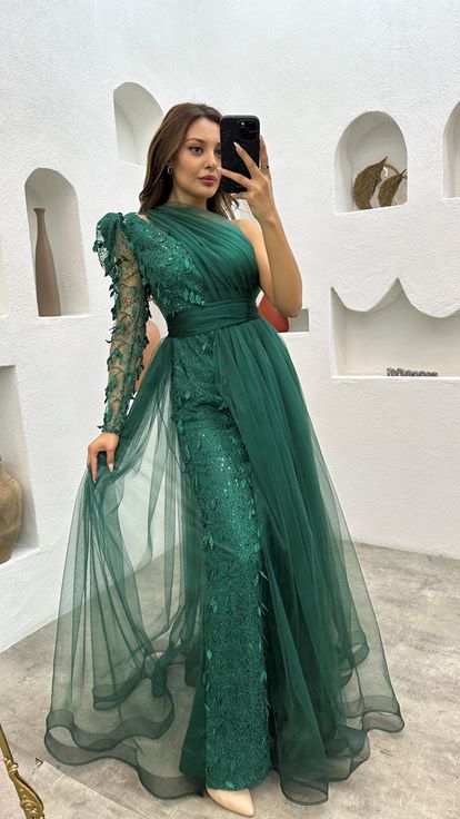 Vestido de noche de tul bordado de un hombro esmeralda