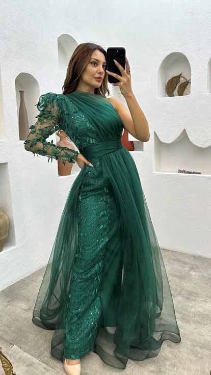 Vestido de noche de tul bordado de un hombro esmeralda