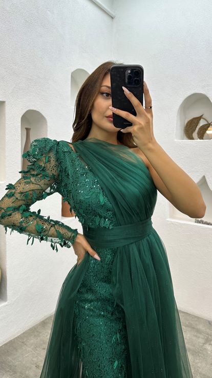 Vestido de noche de tul bordado de un hombro esmeralda