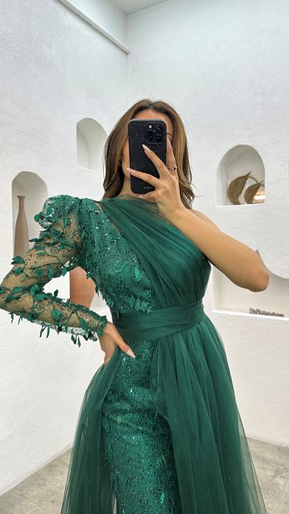 Vestido de noche de tul bordado de un hombro esmeralda