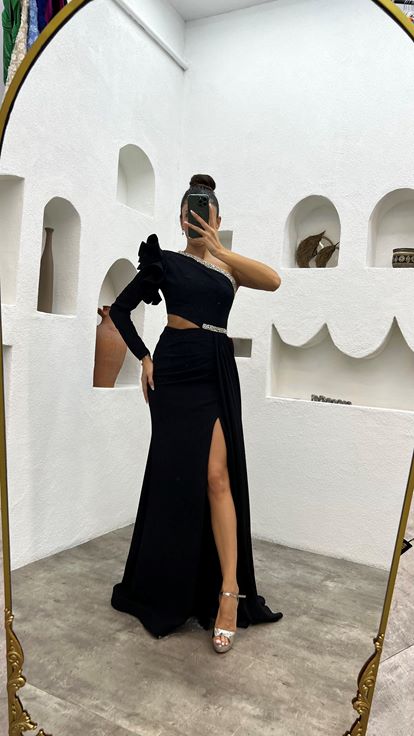 Abito da sera nero con una spalla in vita