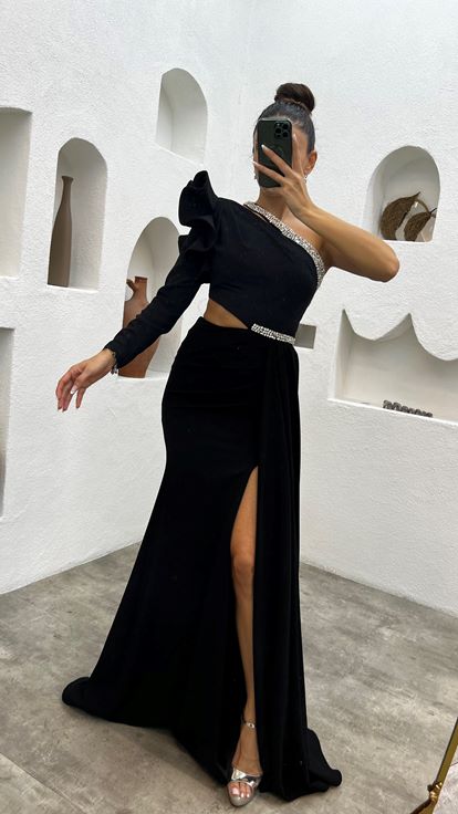 Abito da sera nero con una spalla in vita