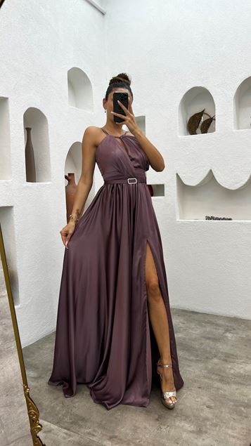 Fliederfarbenes Abendkleid aus Satin mit Seilträgern und plissiertem Gürtel
