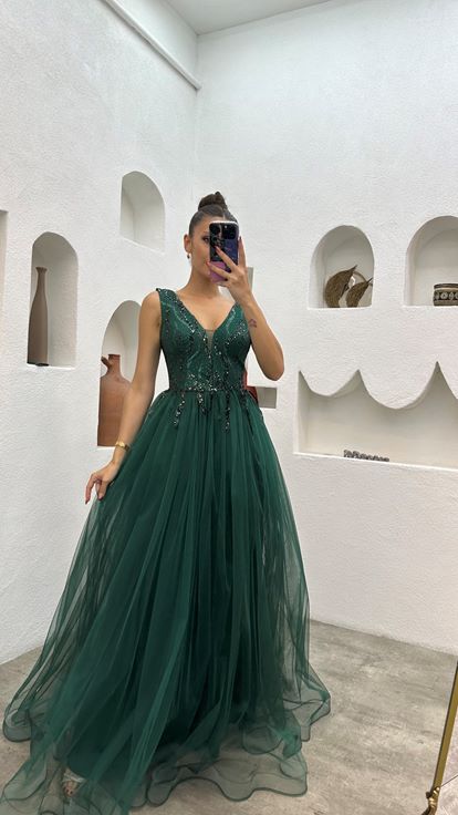 Vestido de noche de tul plisado bordado verde esmeralda