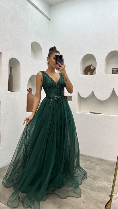 Vestido de noche de tul plisado bordado verde esmeralda