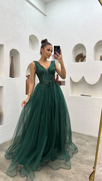 Vestido de noche de tul plisado bordado verde esmeralda
