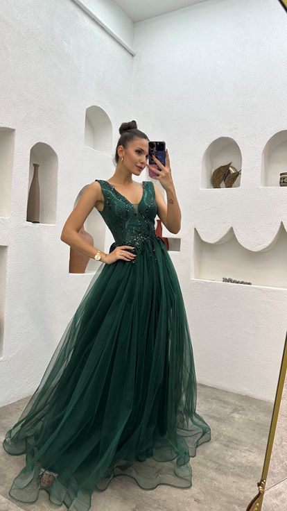 Vestido de noche de tul plisado bordado verde esmeralda