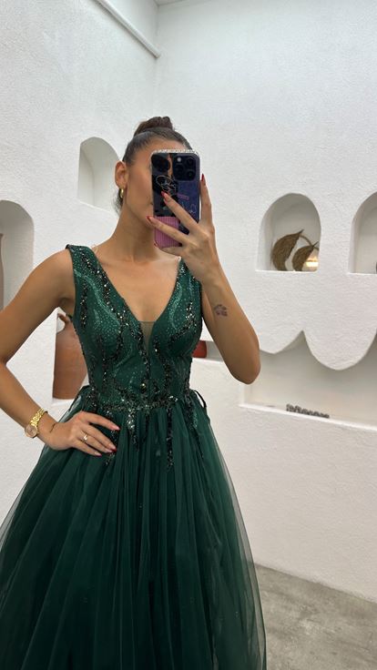 Vestido de noche de tul plisado bordado verde esmeralda