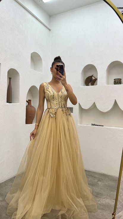 Vestido de noche de tul plisado bordado beige