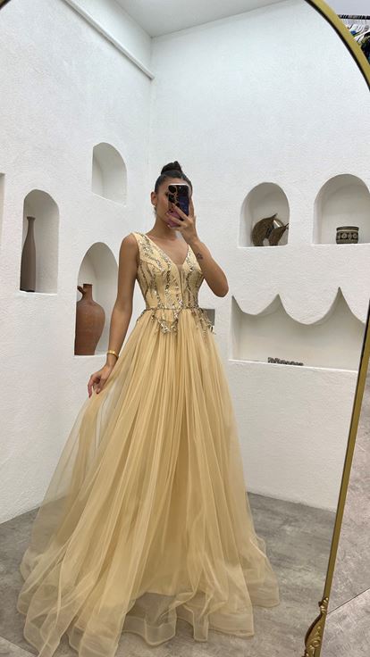 Vestido de noche de tul plisado bordado beige