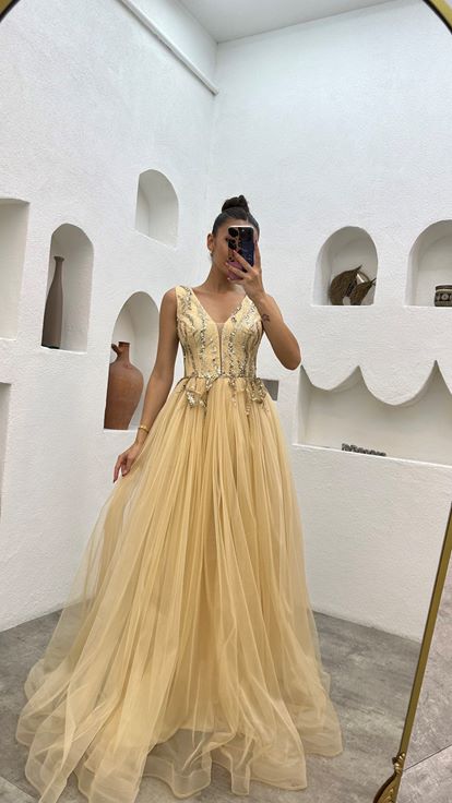 Vestido de noche de tul plisado bordado beige