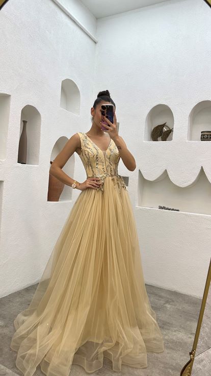 Vestido de noche de tul plisado bordado beige