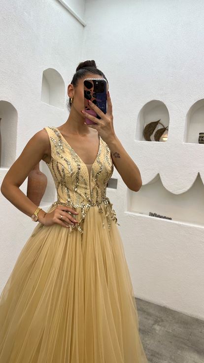 Vestido de noche de tul plisado bordado beige