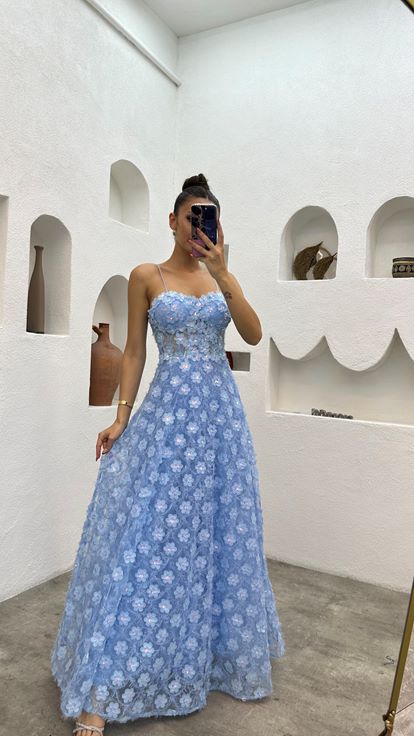 Vestido de noche bordado con detalle floral con correa de cuerda azul