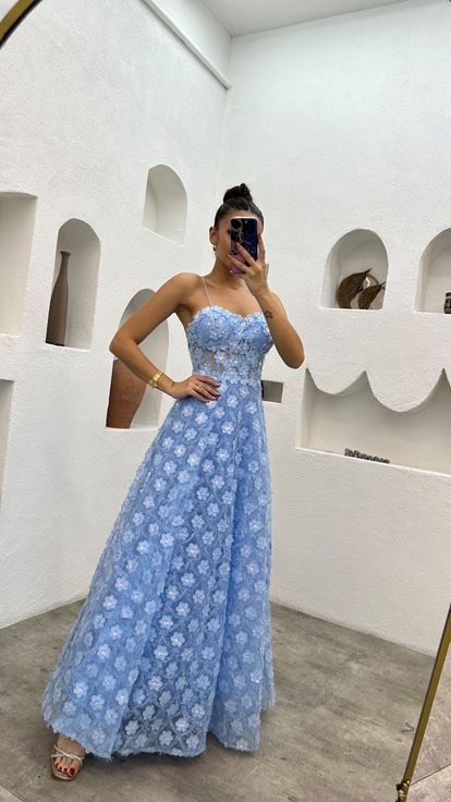 Vestido de noche bordado con detalle floral con correa de cuerda azul