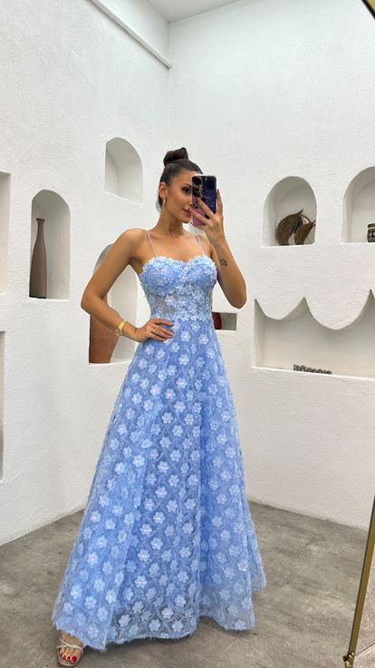 Vestido de noche bordado con detalle floral con correa de cuerda azul