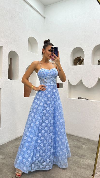 Vestido de noche bordado con detalle floral con correa de cuerda azul