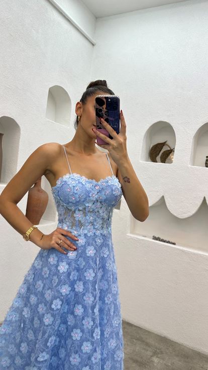 Vestido de noche bordado con detalle floral con correa de cuerda azul