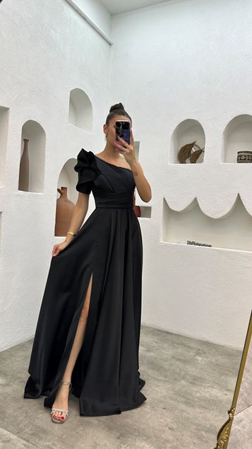 فستان سهرة ساتان أسود بكم واحد