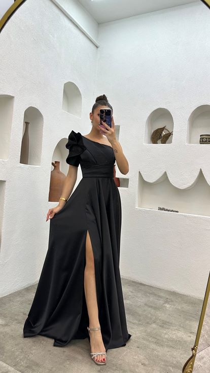 Robe de soirée noire en satin manche simple