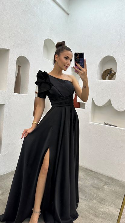 Robe de soirée noire en satin manche simple