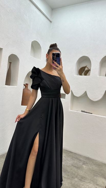 Robe de soirée noire en satin manche simple