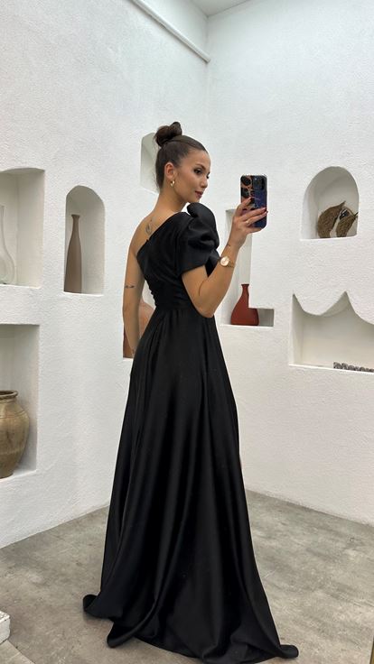 Robe de soirée noire en satin manche simple