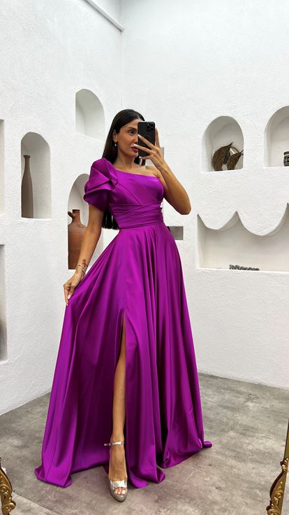 Fuchsiafarbenes, einärmliges Abendkleid aus Satin