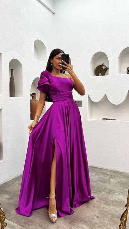 Fuchsiafarbenes, einärmliges Abendkleid aus Satin