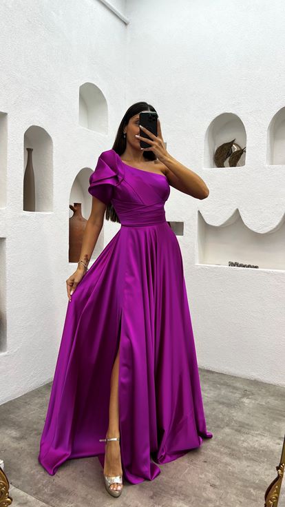 Fuchsiafarbenes, einärmliges Abendkleid aus Satin