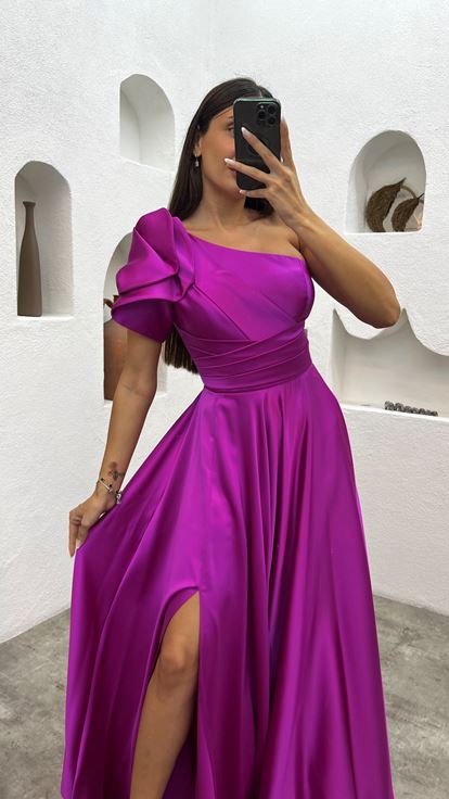 Fuchsiafarbenes, einärmliges Abendkleid aus Satin