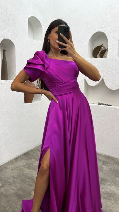 Fuchsiafarbenes, einärmliges Abendkleid aus Satin