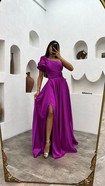 Fuchsiafarbenes, einärmliges Abendkleid aus Satin