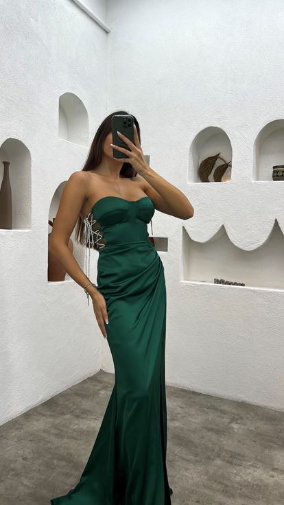 Vestido de noche de satén drapeado sin tirantes color esmeralda