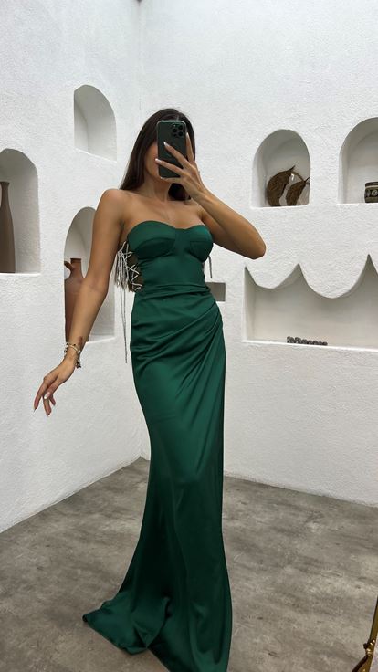 Vestido de noche de satén drapeado sin tirantes color esmeralda