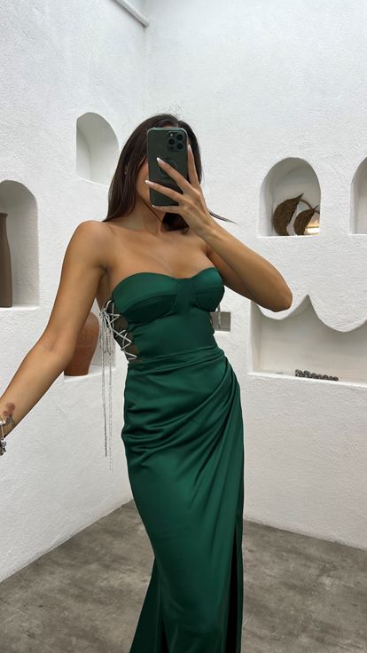 Vestido de noche de satén drapeado sin tirantes color esmeralda