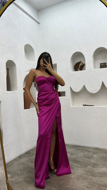 Fuchsiafarbenes, trägerloses, drapiertes Abendkleid aus Satin