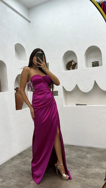 Abito da sera fucsia senza spalline in raso drappeggiato