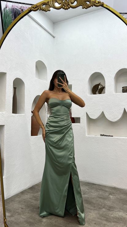 فستان سهرة من الساتان الكاكي بدون حمالات