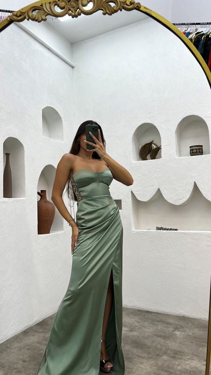 فستان سهرة من الساتان الكاكي بدون حمالات