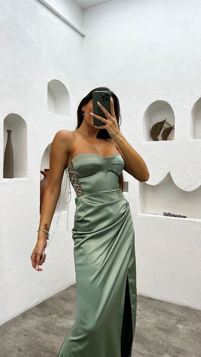 فستان سهرة من الساتان الكاكي بدون حمالات