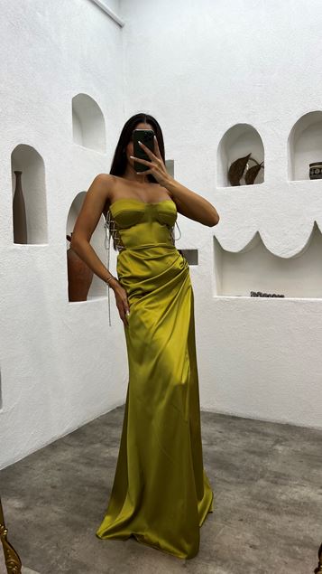 Robe de soirée jaune sans bretelles drapée en satin