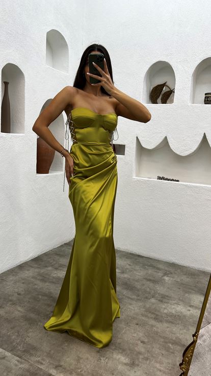 Robe de soirée jaune sans bretelles drapée en satin