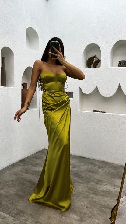 Robe de soirée jaune sans bretelles drapée en satin