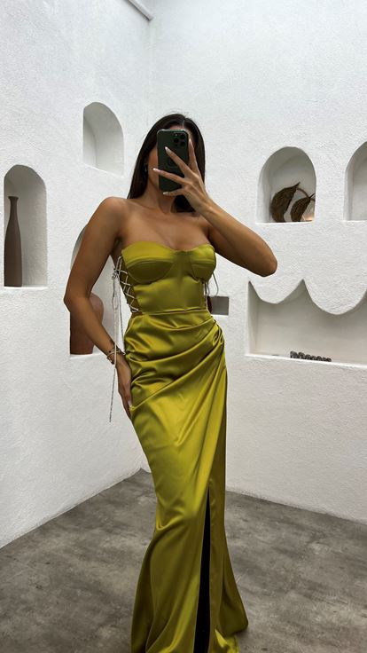 Robe de soirée jaune sans bretelles drapée en satin