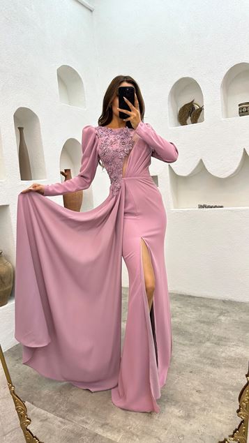 Vestido de noche de raso bordado rosa