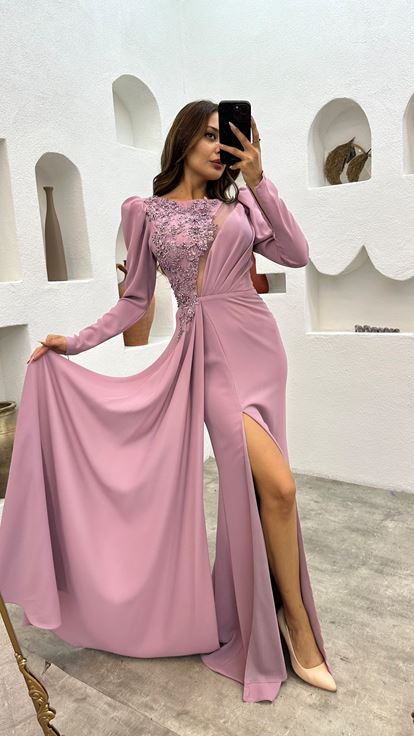 فستان سهرة من الساتان الوردي المطرز